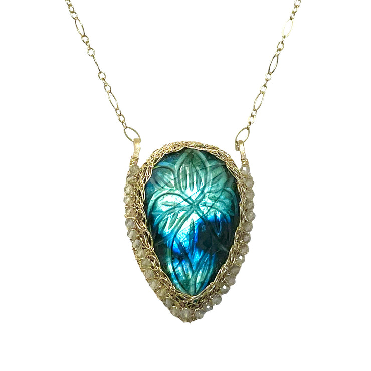 Carved Drop In the Ocean Necklace Gold